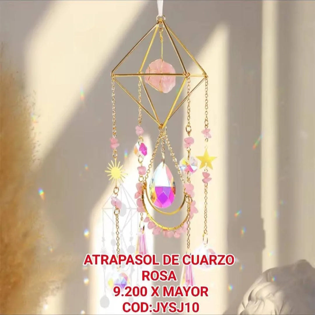 Atrapasoles Geometría Sagrada Piramidal Dorado con Cuarzo Rosa en Bruto, Luna de Cuarzo y Cristales Prismáticos