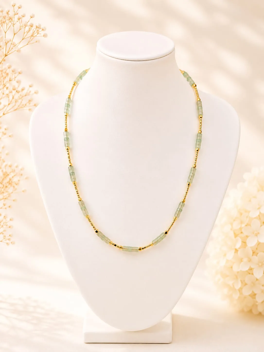 Collar de Cadena Dorada con Cuentas de Aventurina Verde