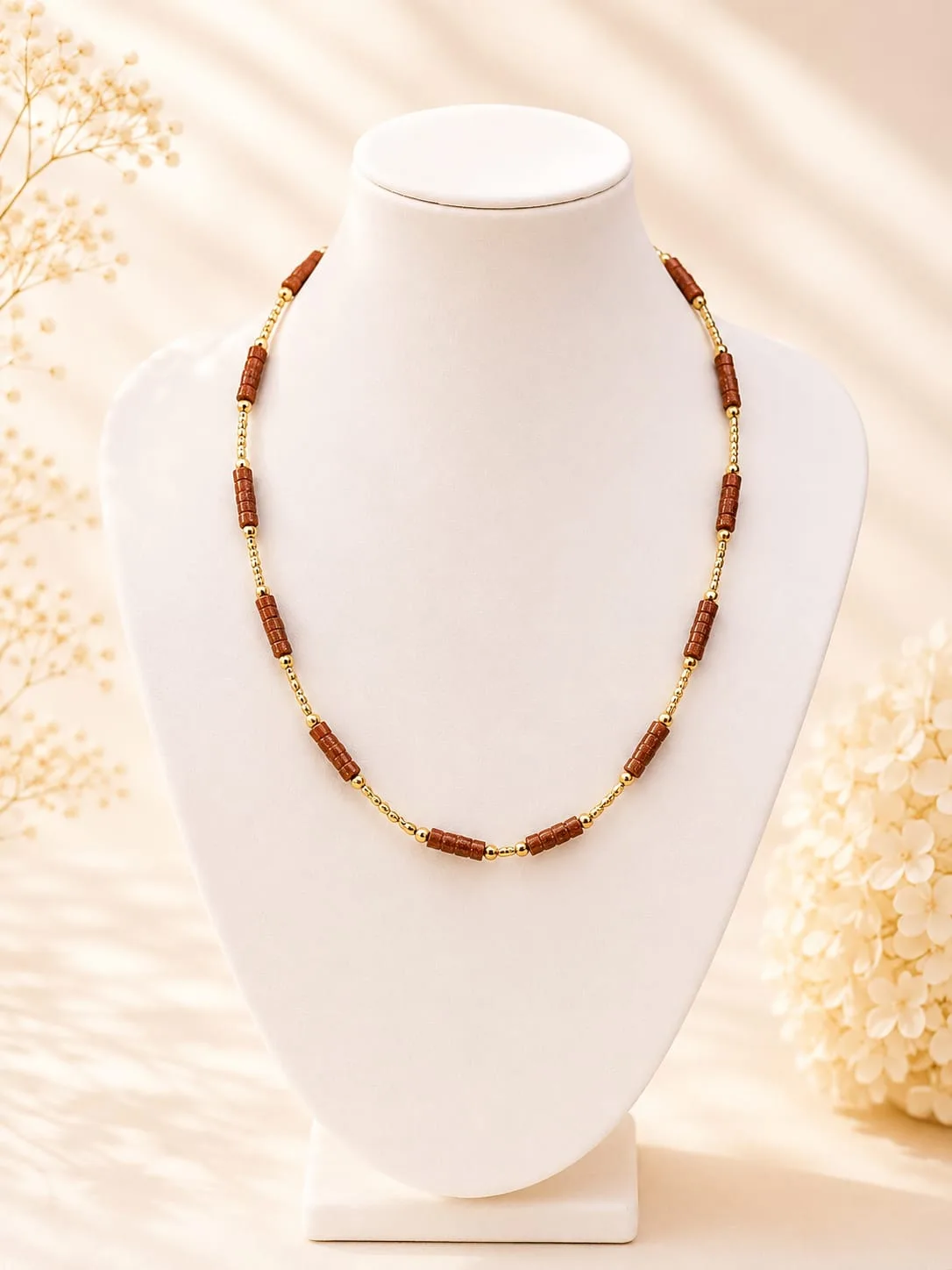 Collar de Cadena Dorada con Cuentas de Piedra Café