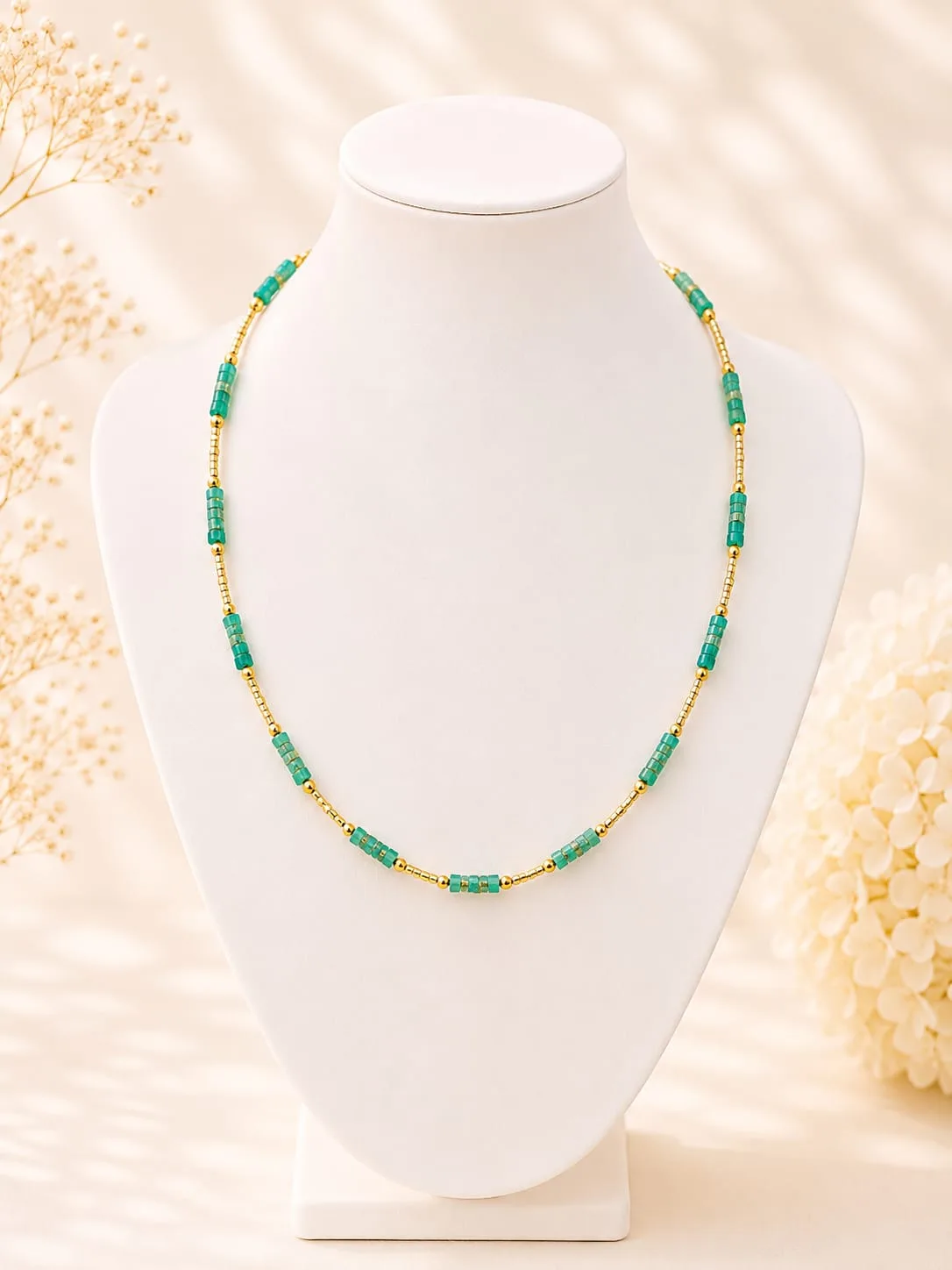 Collar de Cadena Dorada con Cuentas de Piedra Turquesa