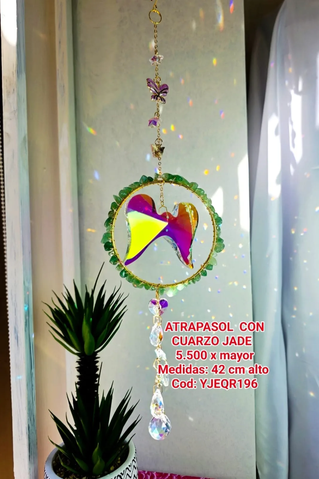 Atrapasoles Aro de Cuarzo Jade con Mariposa de Cristal Iridiscente