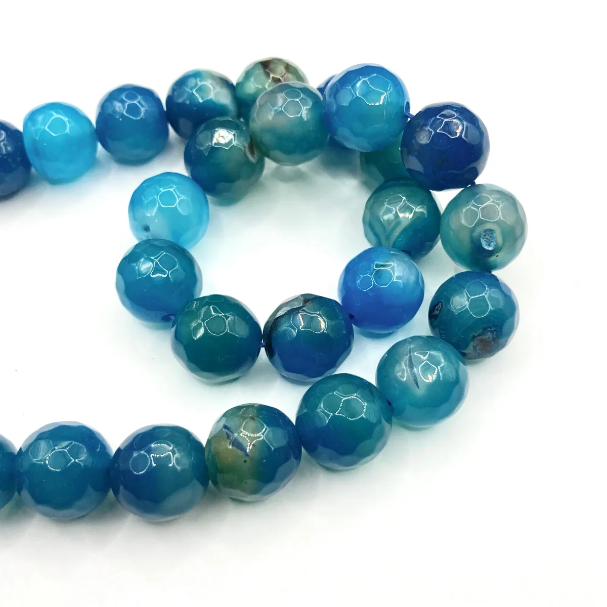 Tira de piedras de ágata celeste facetada N°8