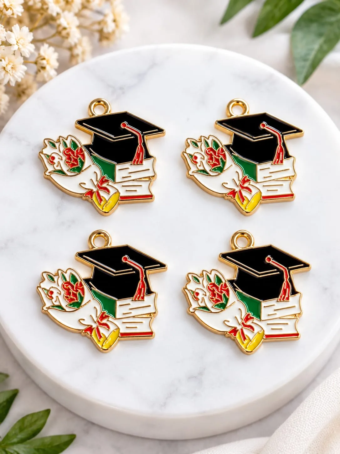 Dijes de Birrete Graduación con Ramo de Flores y Libros