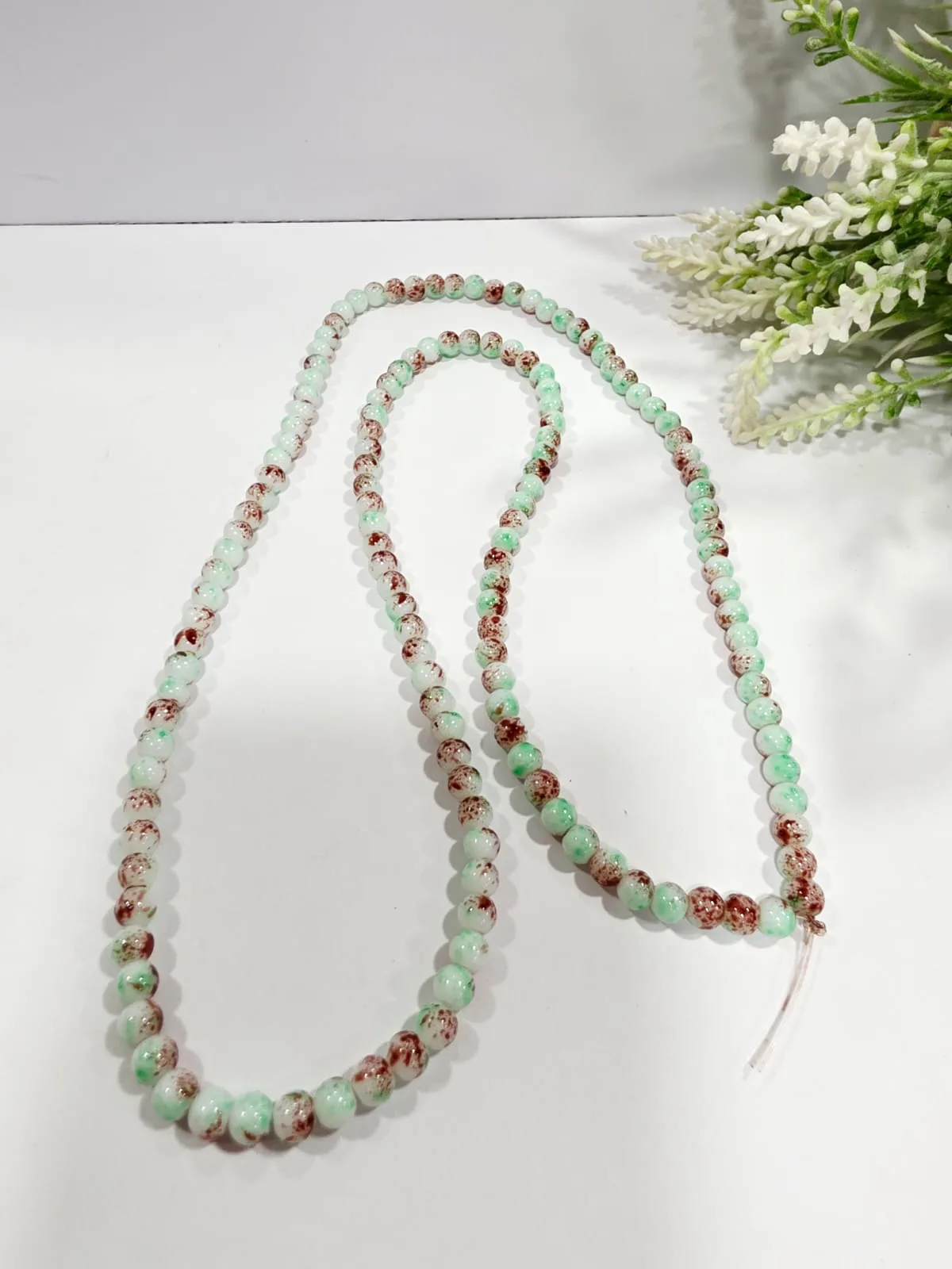 Cuentas de Vidrio Jaspeado Verde Menta con Salpicado Café y Rojo 6mm