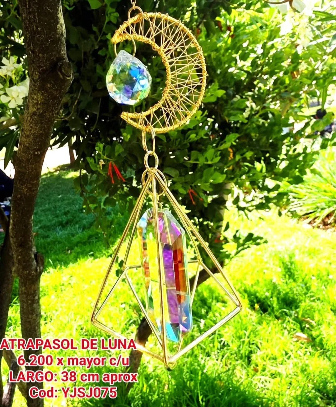 Atrapasoles Luna Creciente Dorada con Esfera Prismática y Estructura Geométrica de Pirámide con Cristal de Cuarzo