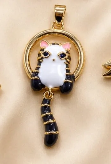 Colgante de Rodio - Gato mapache con anillo dorado