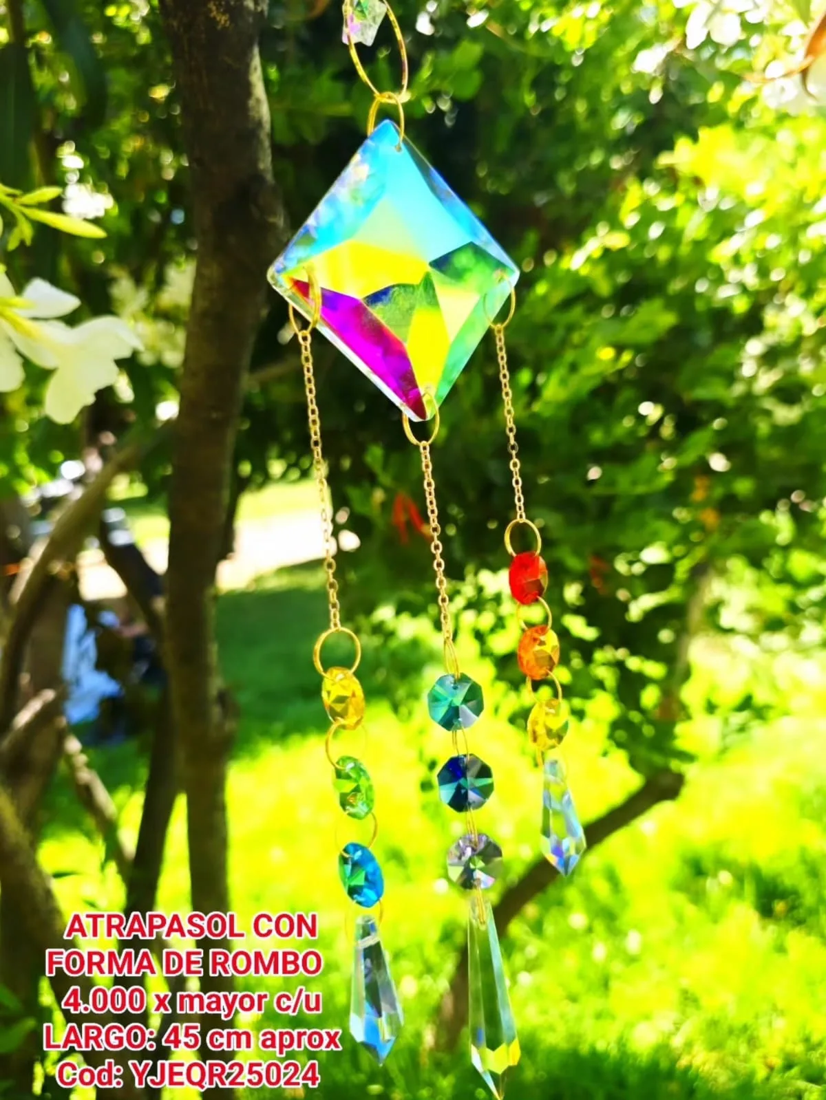 Atrapasoles Geométrico Gran Rombo Prismático Iridiscente con Cadenas Doradas 7 Chakras y Prismas Lanza