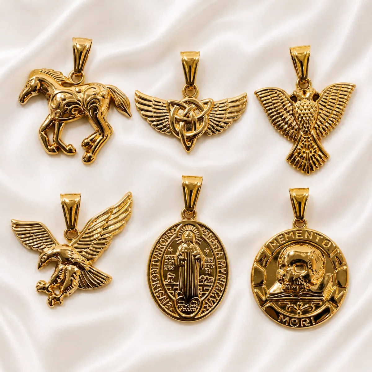 Set de Dijes de Acero Dorado