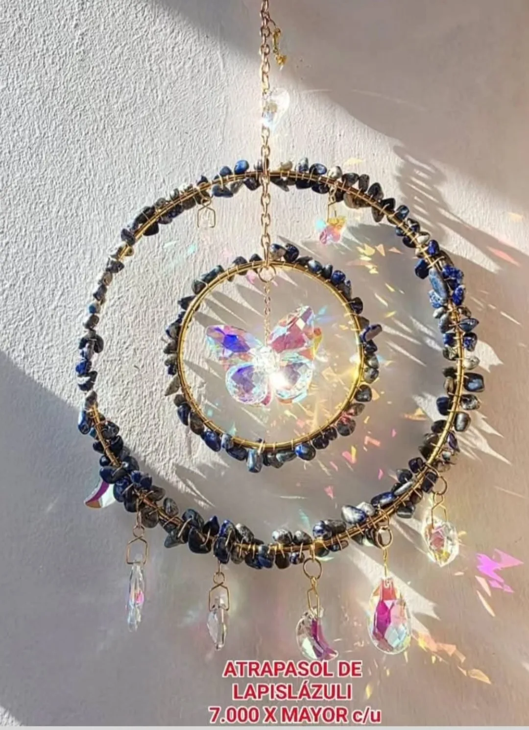 Atrapasoles Holístico Doble Aro en Piedra Lapislázuli con Mariposa de Cristal Iridiscente, Lunas y Corazones