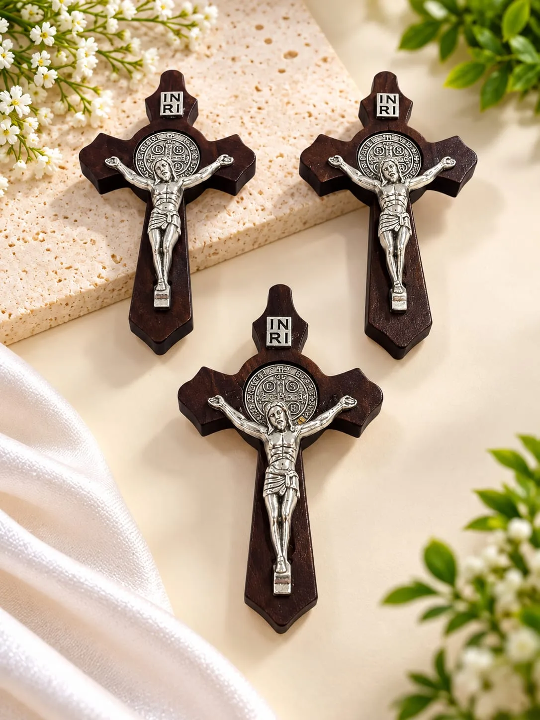 Cruz de Madera con Metal Oscura
