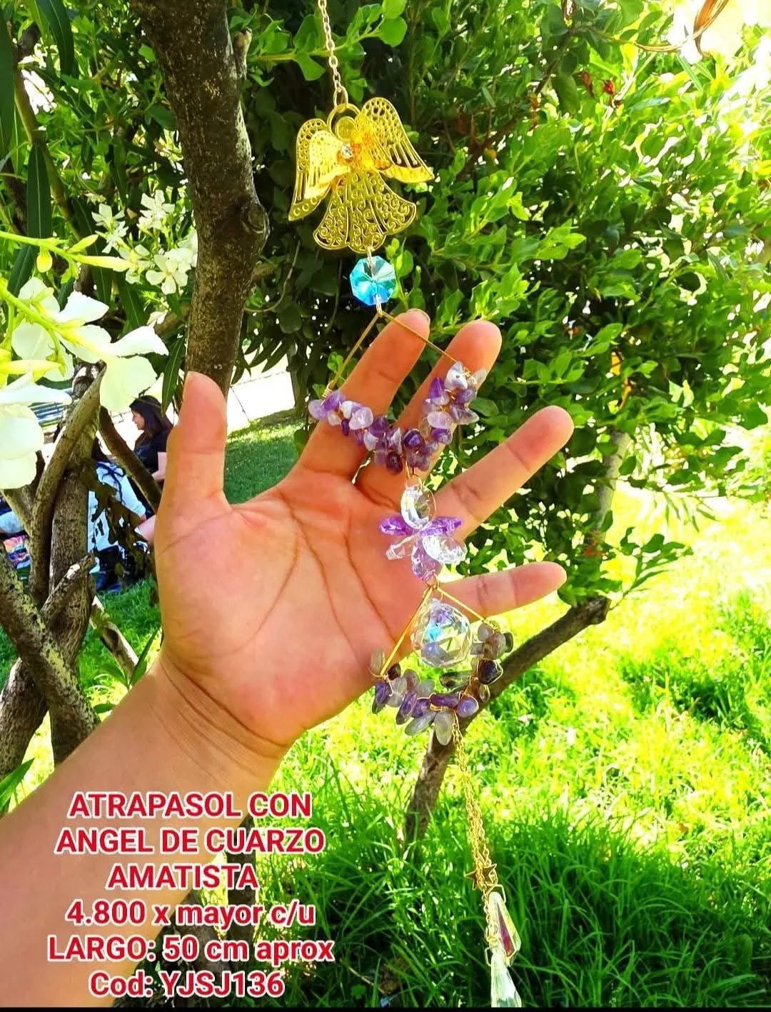 Atrapasoles Ángel Celestial Dorado con Cuarzo Amatista, Flor de Cristal y Caídas Prismáticas en Puntera AB