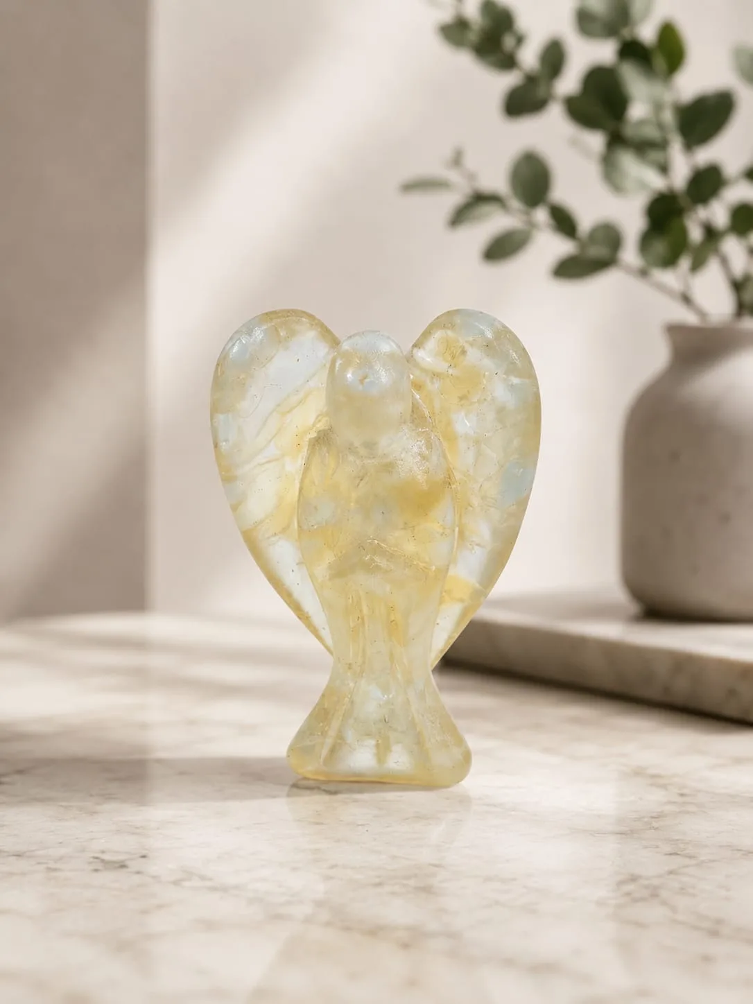 Ángel Hecho con Resina y Piedra Molida, Color Amarillo Pálido / Crema (Cuarzo Citrino)