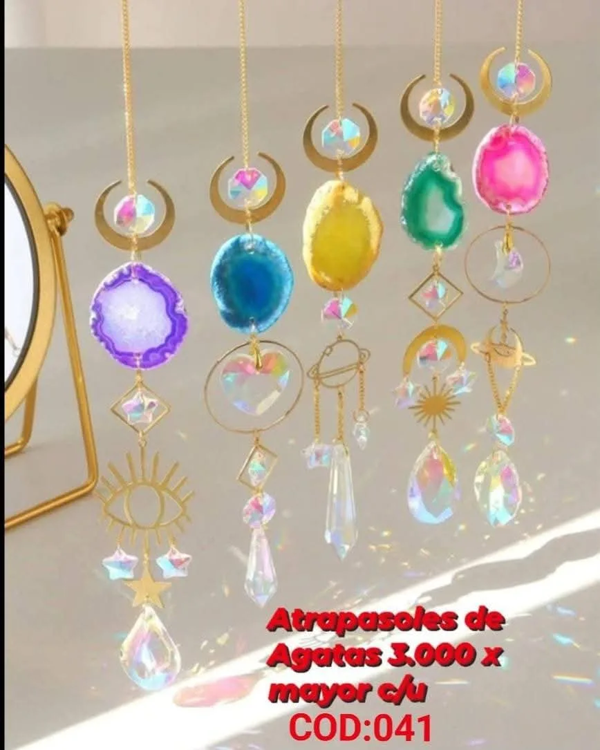 Atrapasoles Boho Místico con Lámina de Ágata Natural, Medialuna, Planeta Saturno y Prismas Iridiscentes