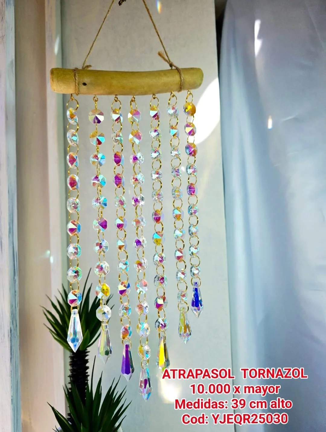 Atrapasoles Cascada Rústica de Madera con Cristales Tornasol