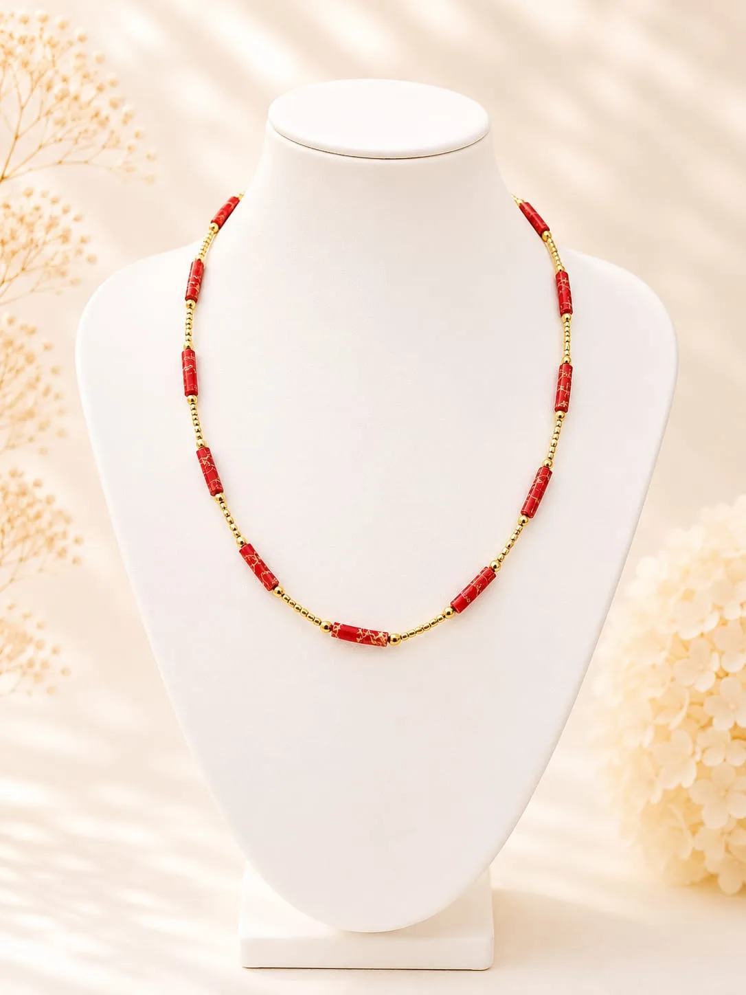 Collar de Cadena Dorada con Cuentas de Piedra Roja