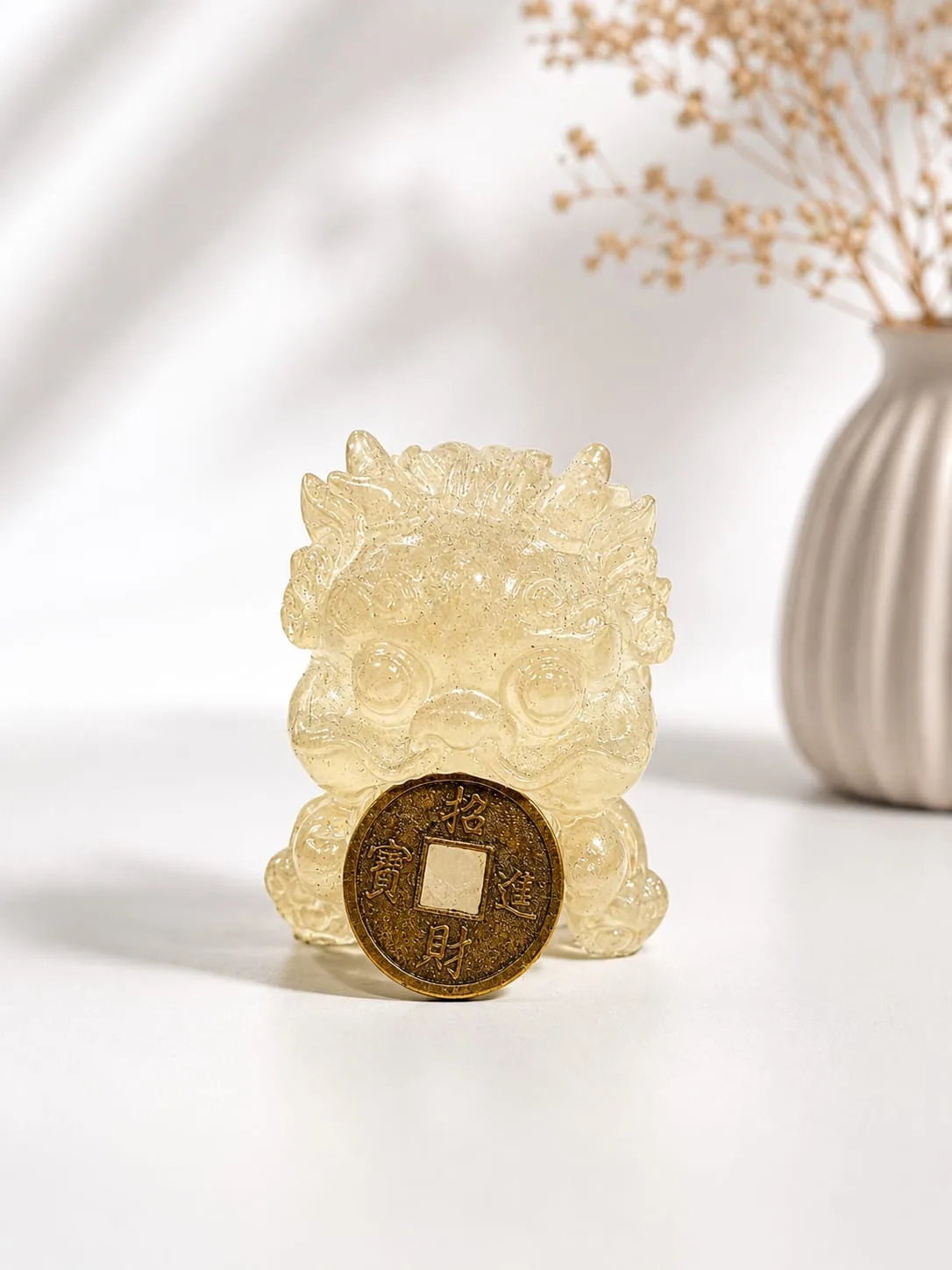 Perro Fu Chino (Pixiu) con Moneda China, Color Amarillo Claro / Citrino