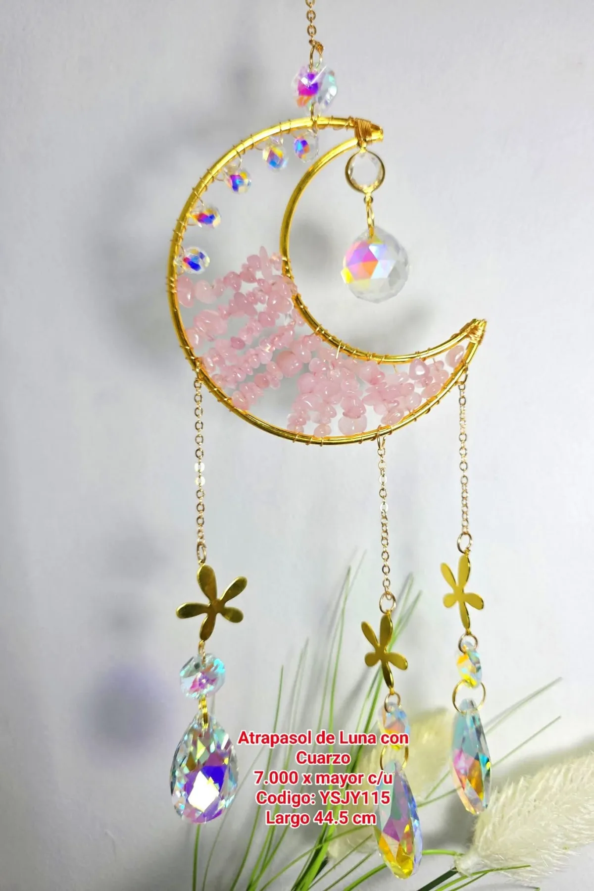 Atrapasoles Celestial Medialuna Dorada con Cuarzo Rosa, Esfera Facetada, Dijes de Flores y Prismas Iridiscentes