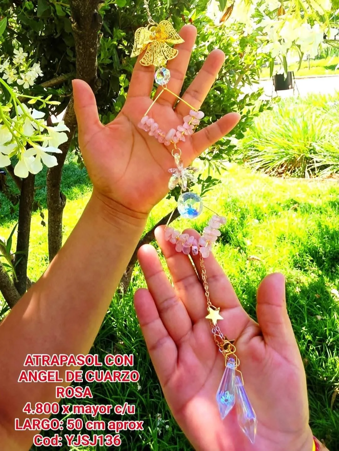 Atrapasoles Ángel Celestial Dorado con Cuarzo Rosa, Flor de Cristal y Caídas Prismáticas en Puntera AB