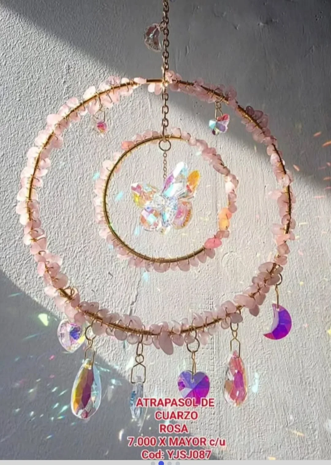 Atrapasoles Holístico Doble Aro en Cuarzo Rosa con Mariposa de Cristal Iridiscente, Corazones y Lunas