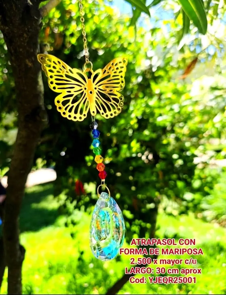 Atrapasoles Mariposa Dorado con Cuentas de 7 Chakras y Gran Lágrima Prismática