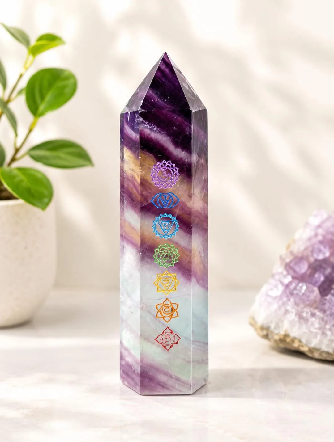 Obelisco de Amatista Bandeada con Grabado de Chakras
