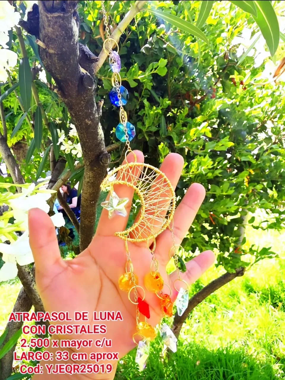 Atrapasoles Luna Creciente en Alambrismo Dorado con Estrella Colgante, Cuentas Azules y Cálidas con Prismas