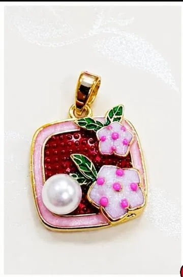 Colgante de Rodio - Cuadrado esmalte rojo con flores rosadas y perla