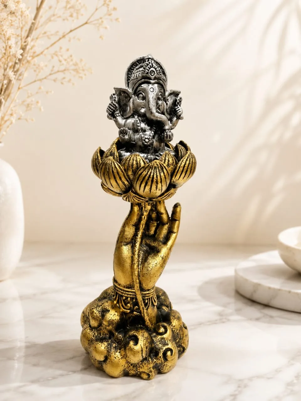 Figura de Mano con Ganesha y Flor de Loto (Plateado)